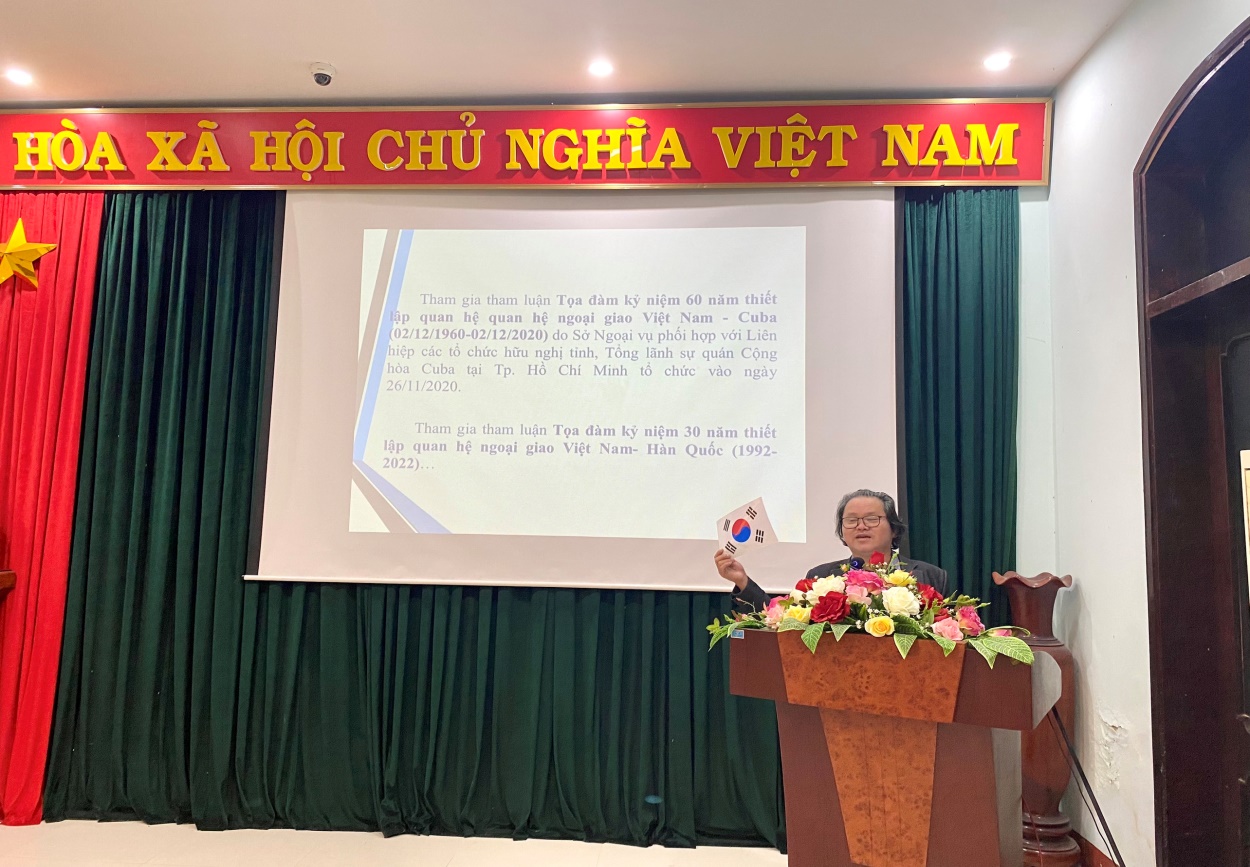 Đồng chí Nguyễn Hoàn, Phó Bí thư Chi bộ, Phó GĐ Sở Thông tin và Truyền thông trình bày các nội dung sinh hoạt chuyên đề - Ảnh: HỮU PHÚC